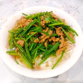 应季蔬菜，韭菜苔炒肉丝，这样做太费米饭了