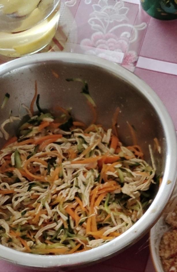 手撕麻辣鸡丝，麻麻辣辣的感觉很夏天