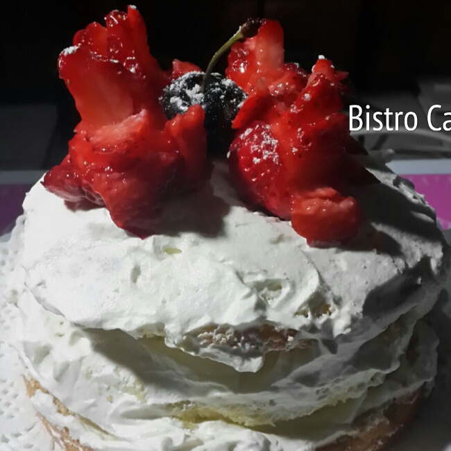 时下流行的鲜奶油戚风裸蛋糕