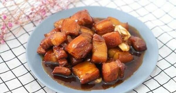 婆婆烧了一辈子的红烧肉，从来不加水，不放大料，这肉特好吃的做法