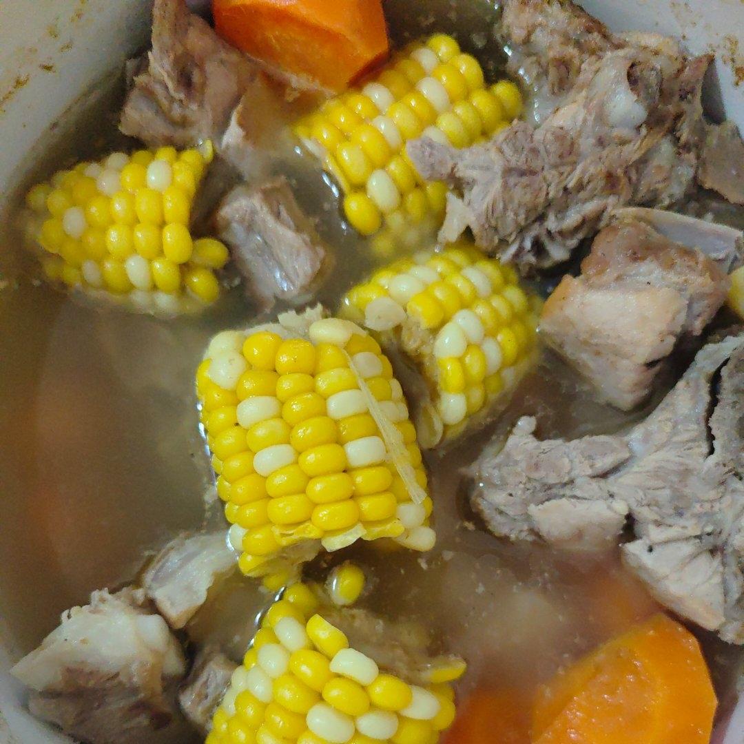 滋补养生 —— 玉米胡萝卜清炖排骨汤🌽