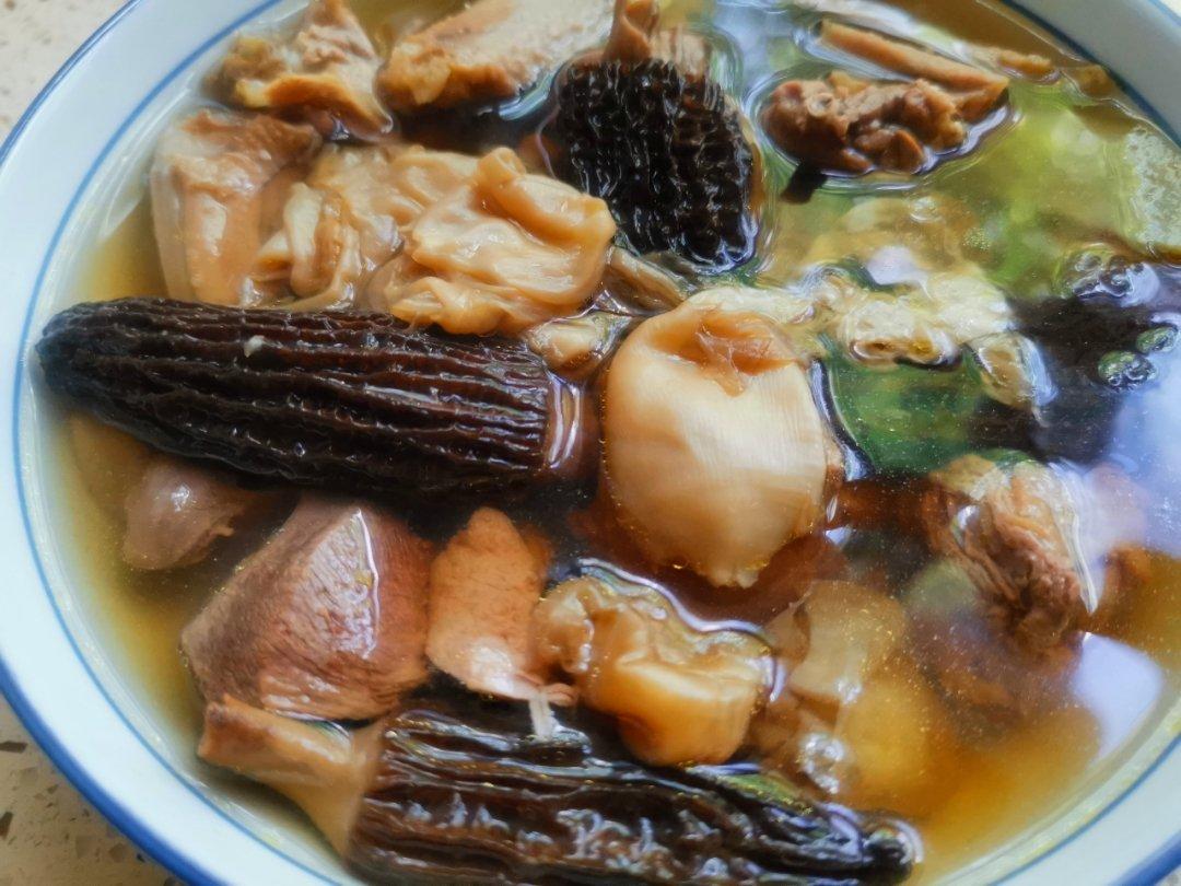 花胶羊肚菌煲鸡汤