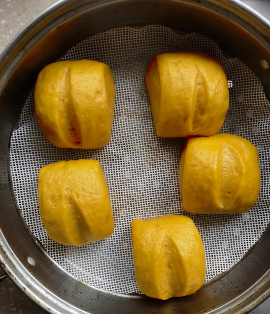 新手也可以--详解如何做出人见人爱、金黄的南瓜馒头