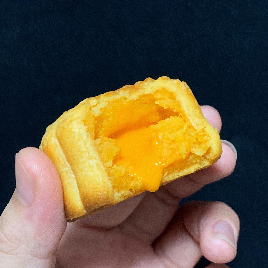 💃奶黄流心月饼——这是可以让你坐稳朋友圈厨霸位置的月饼🥮，没人点赞算我输👎