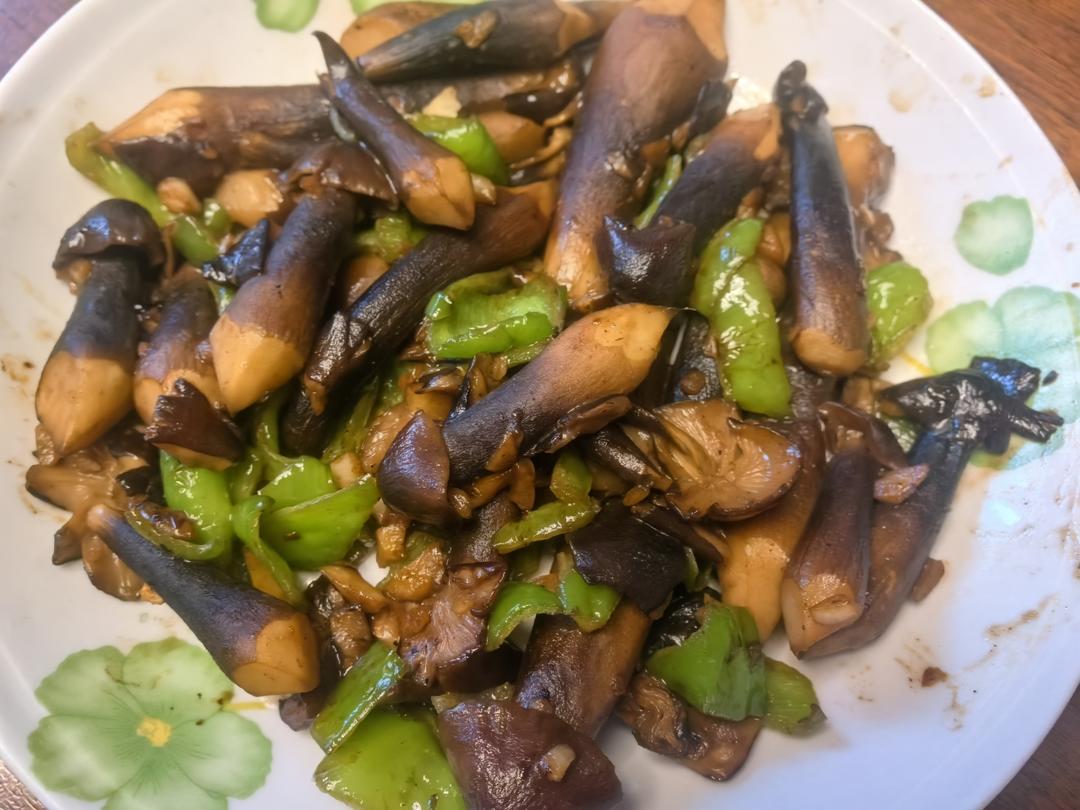 清炒黑皮鸡枞菌