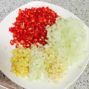 小米椒洋葱炒肉的做法 步骤1