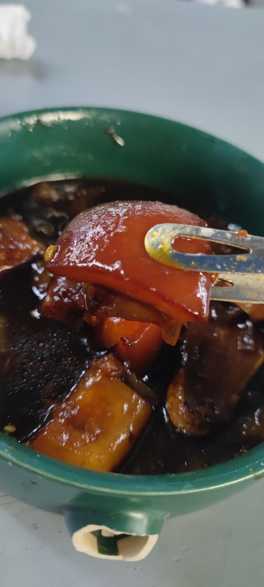 吃着碗里望着锅里的红烧肉