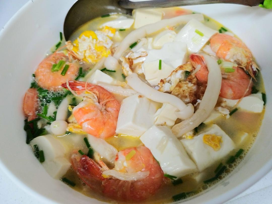 鲜虾菌菇豆腐汤