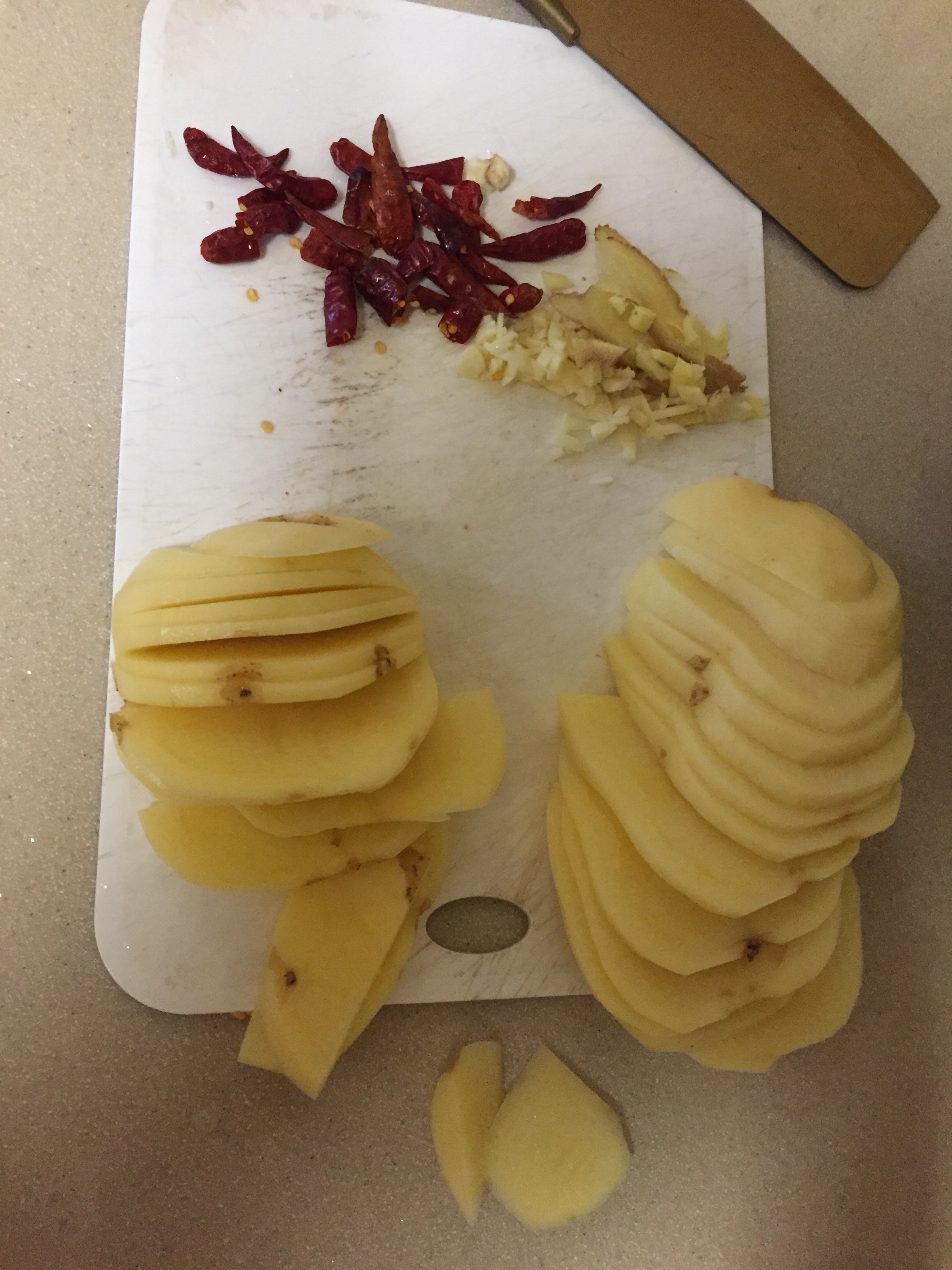 蒜香排骨土豆的做法 步骤2