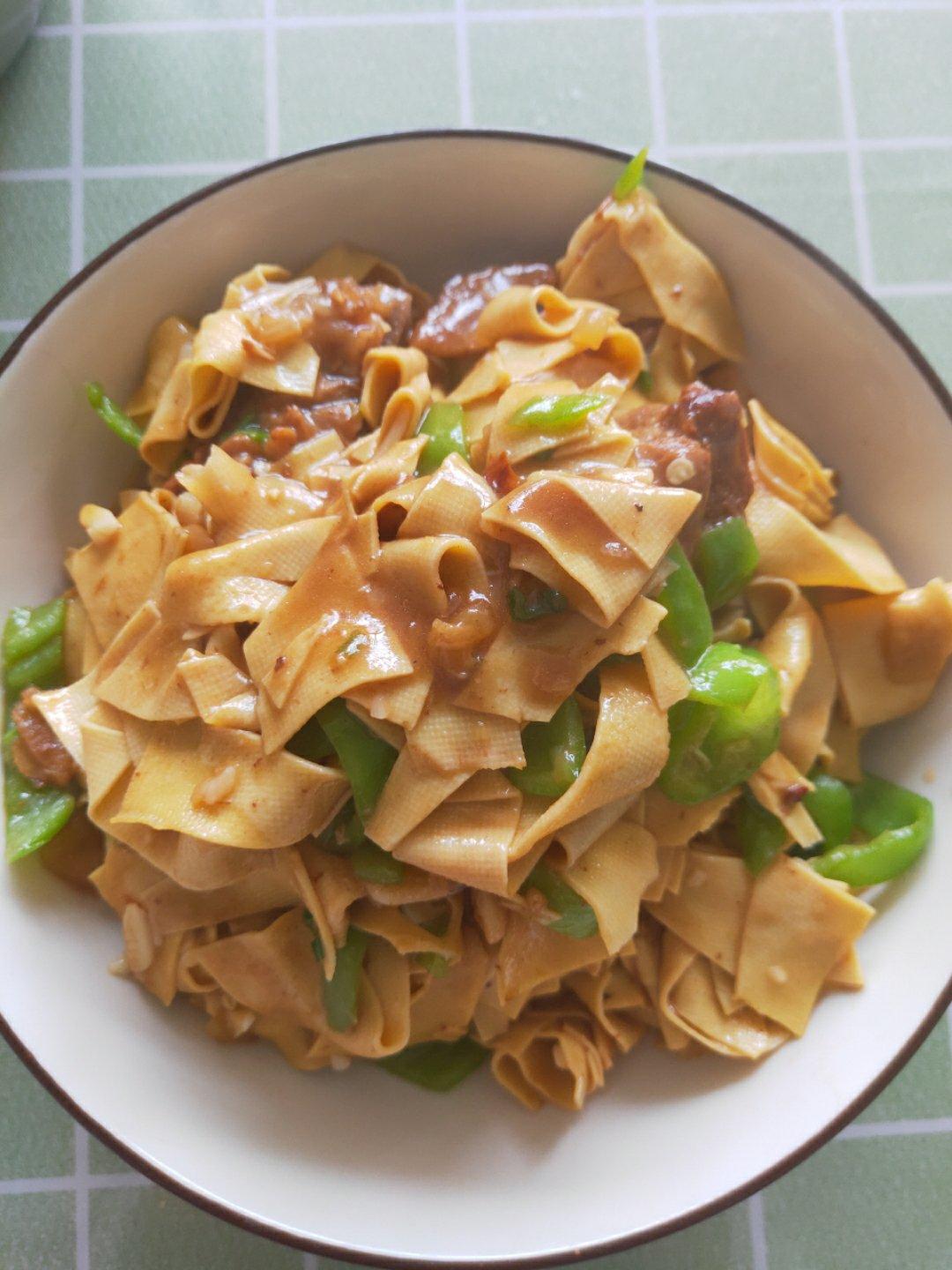 煎蛋溏心做的尖椒炒干豆腐