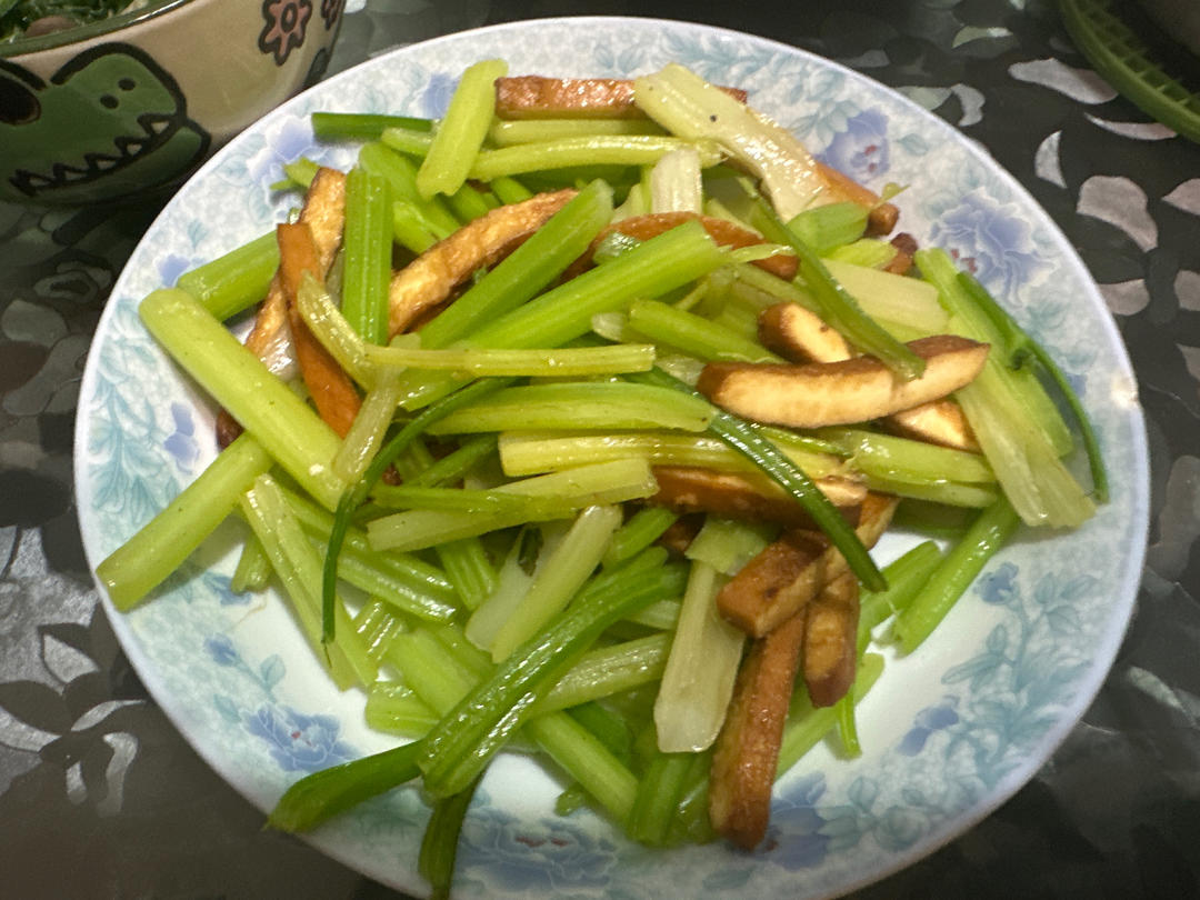 午餐晚餐简单快手下饭菜芹菜炒香干