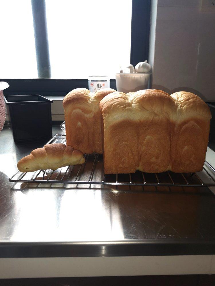 【视频食谱】细腻绵软70%中种醇奶吐司~