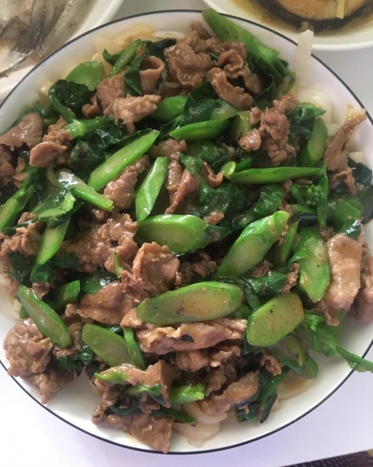 牛肉芥兰炒粿条