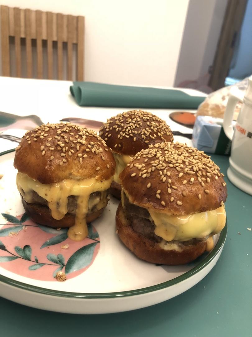 牛肉汉堡 煎出香嫩多汁的牛肉饼