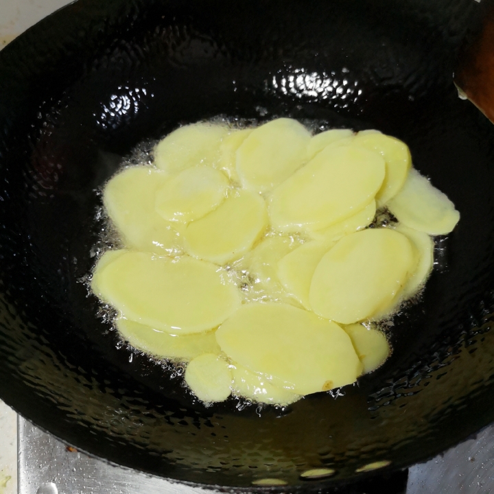 简单易学的孜然土豆片的做法 步骤3