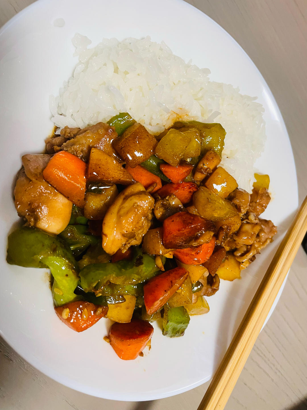 土豆和鸡腿的美味组合😋三丁炒鸡腿肉吃起来