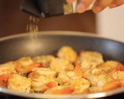 “爸气十足”私房菜：蒜香柠檬虾－视频【没牌子】的做法 步骤15
