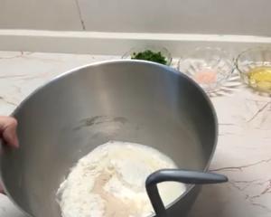 一根筷子压出香葱花卷（小视频食谱）的做法 步骤3