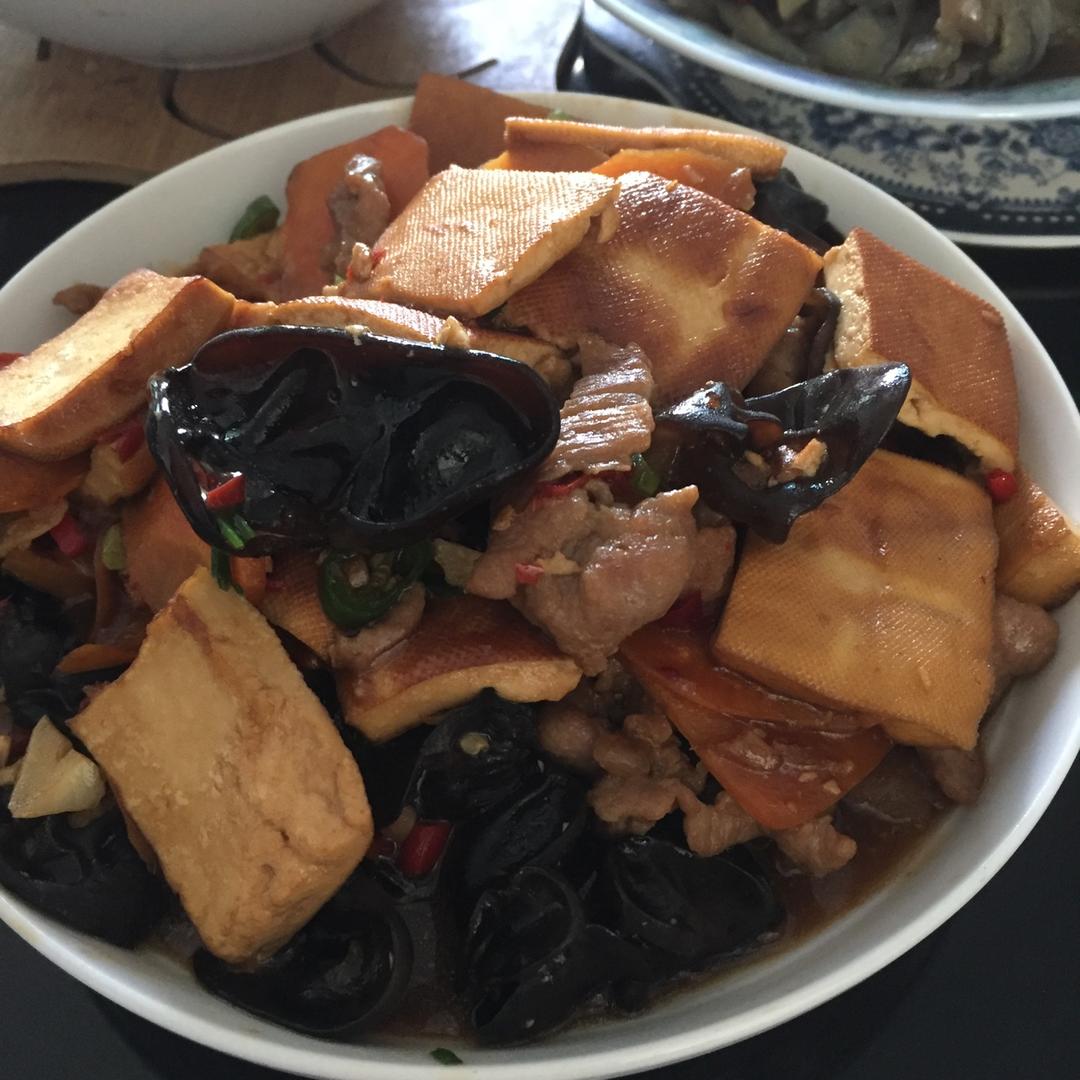 黑木耳胡萝卜豆腐干炒肉