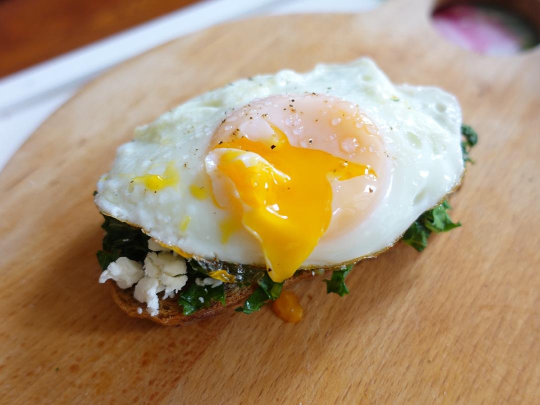 早餐:羽衣甘蓝鸡蛋吐司387kcal