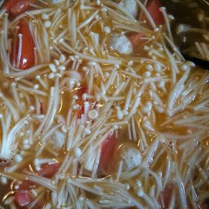 番茄贡丸金针菇汤的做法 步骤3