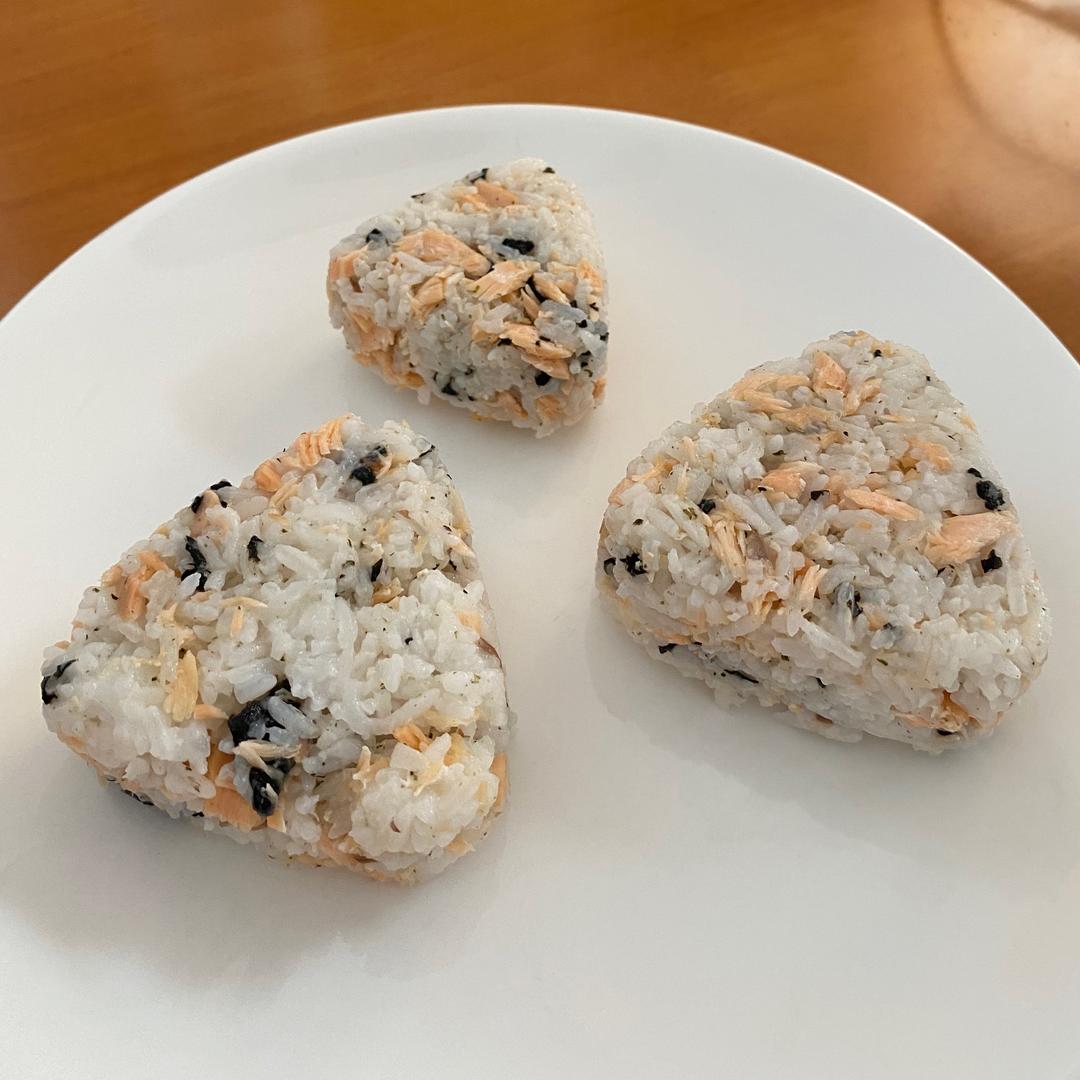 三文鱼饭团的做法