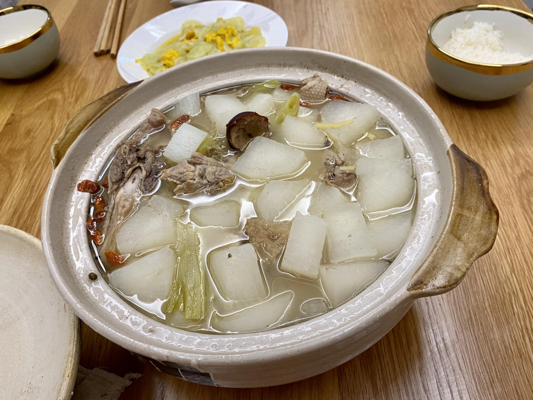 厨师长教你：“老鸭萝卜汤”的家常做法，天气冷了很适合老人孩子