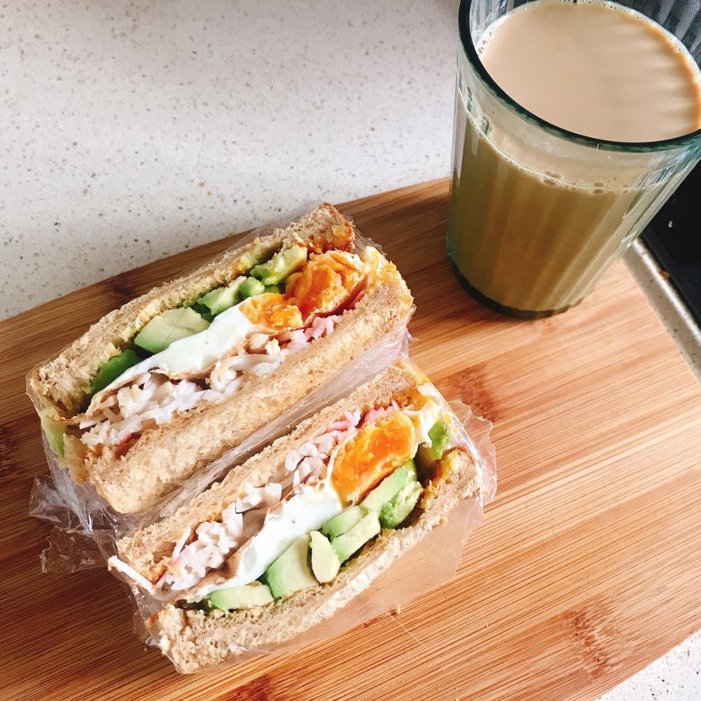 蟹肉沙拉鸡蛋牛油果三明治