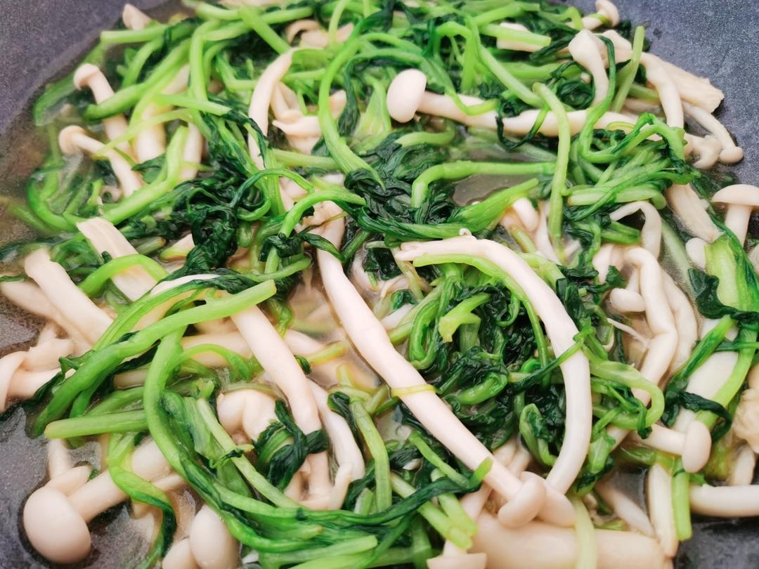 鲜美脆嫩低热量的上汤鸡毛菜