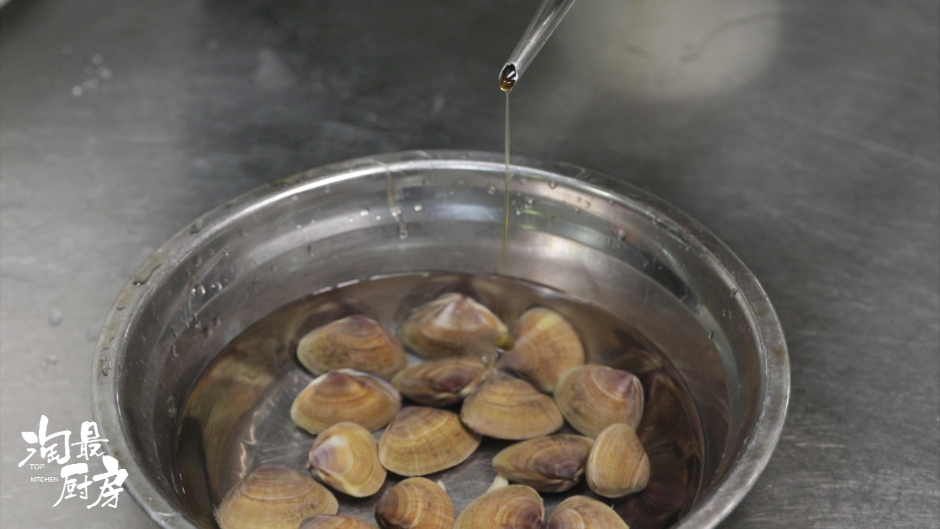 【葱油黄贝】比清蒸够味，比翻炒鲜美！海鲜就得这样做，葱香四溢肥嫩多汁的做法 步骤1