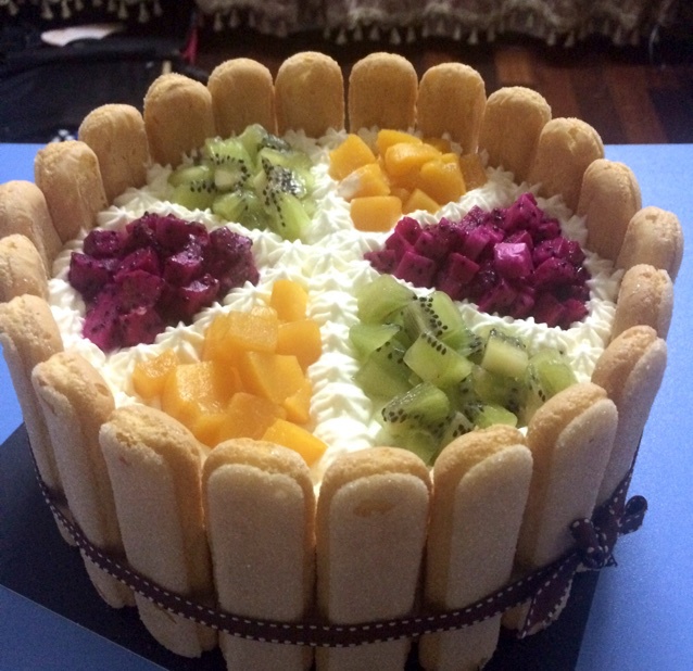 幸福爱笑月牙儿做的鲜奶双拼水果蛋糕