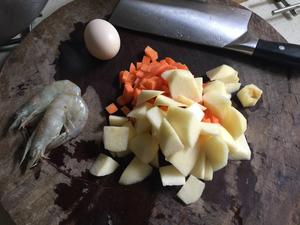 胡萝卜苹果虾仁鸡蛋饼（宝宝辅食）的做法 步骤1
