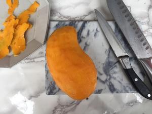 巧切芒果的做法 步骤2