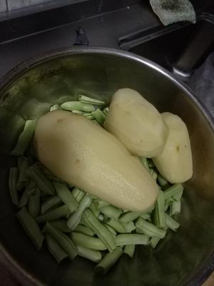 排骨炖土豆芸豆的做法 步骤2