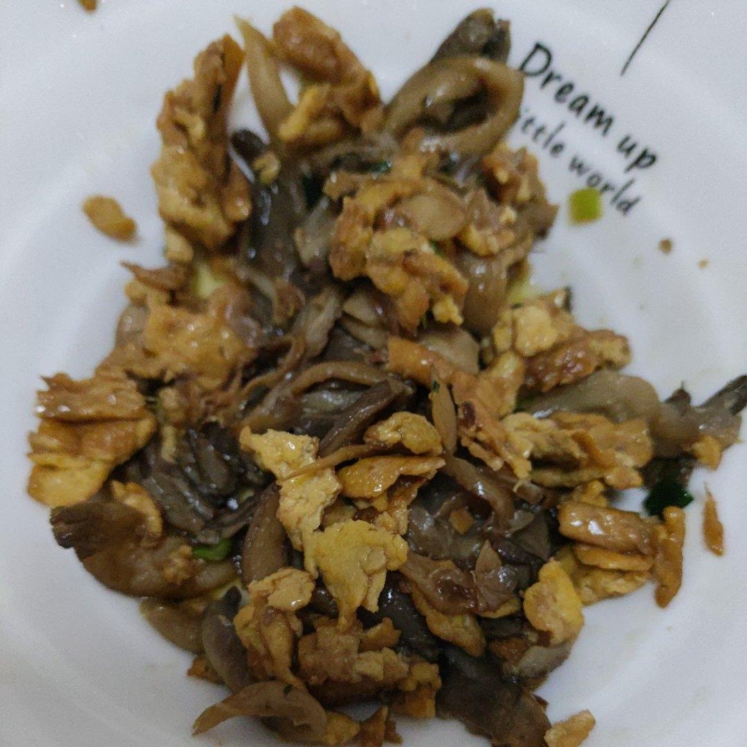蘑菇炒鸡蛋	平菇这样炒，鲜美无比巨好吃