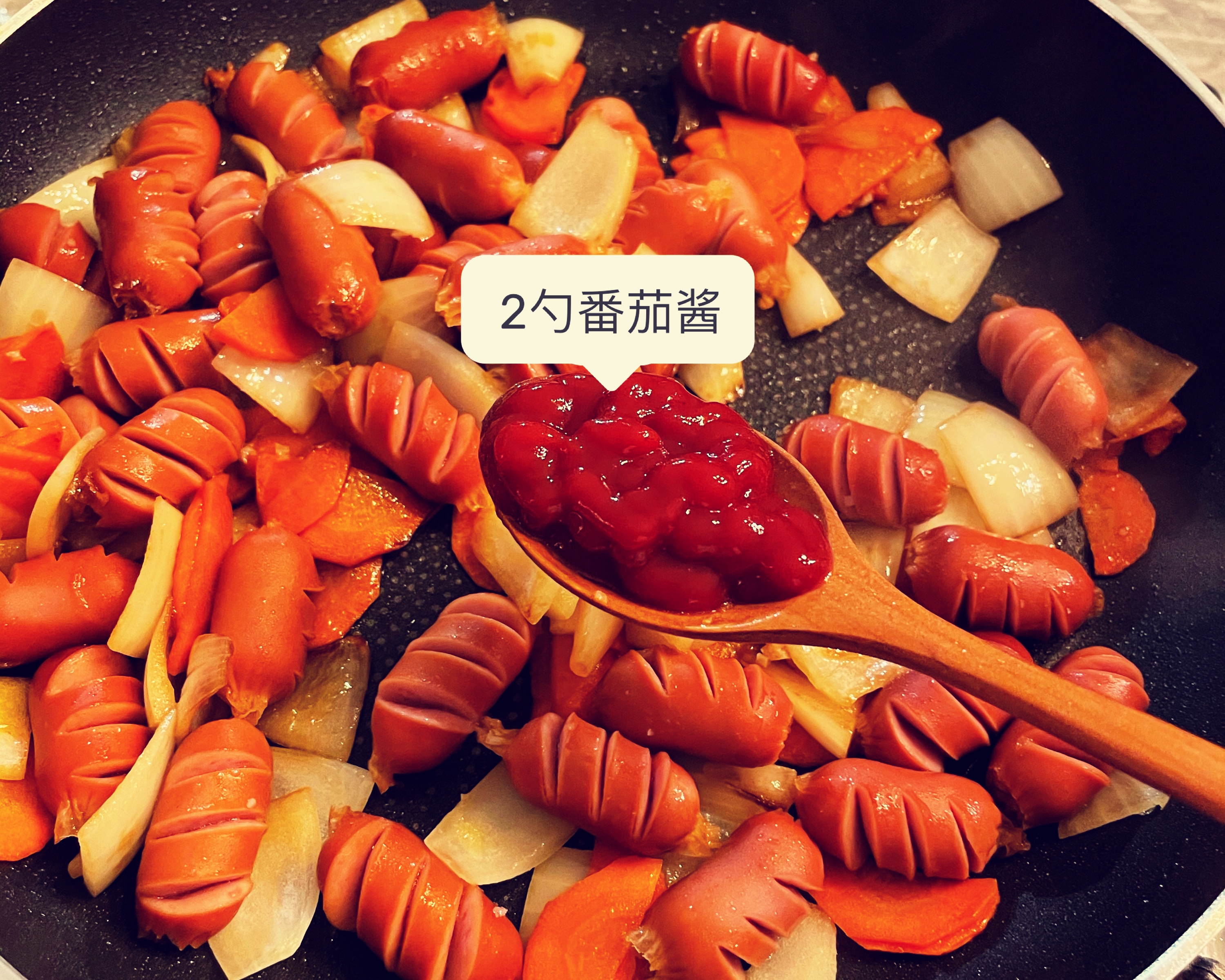 大人小孩都爱吃的韩国小菜——蔬菜炒香肠的做法 步骤10