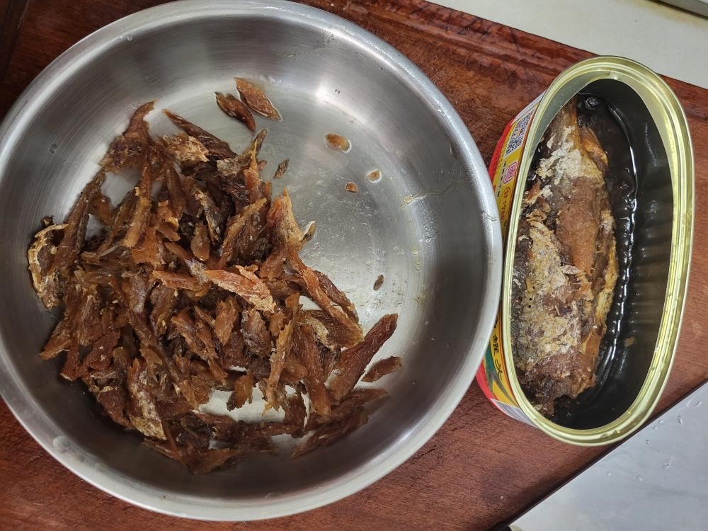 豆豉鲮鱼炒油麦菜的做法 步骤2