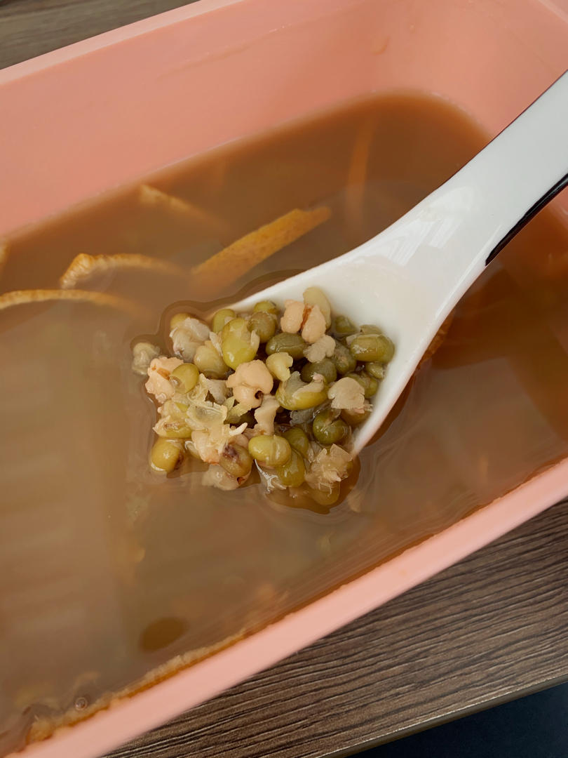 【广式糖水铺】炎热的夏天，就靠一碗冰凉的陈皮绿豆汤续命了