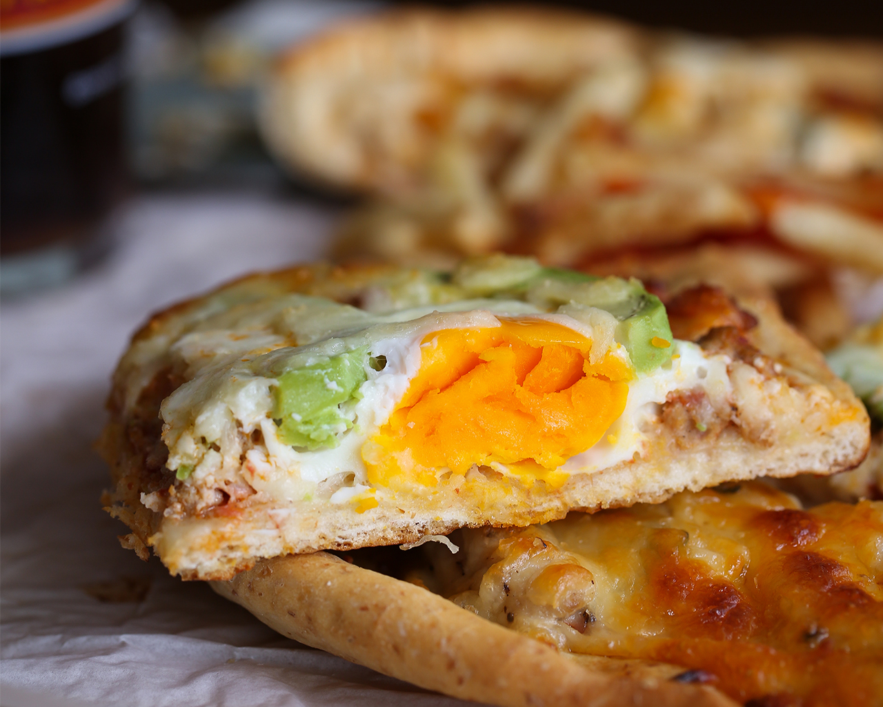 全麦双拼披萨（牛油果鸡蛋&迷迭香鸡肉）【北鼎烤箱食谱】的做法