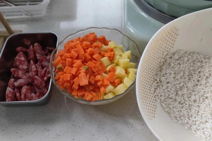 土豆腊肠焖饭【电磁炉食谱11月】