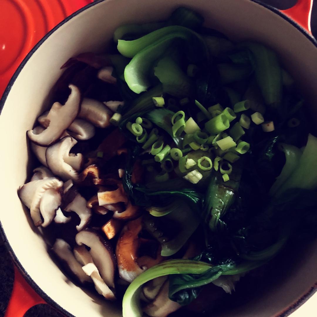 铸铁锅腊肠煲仔饭