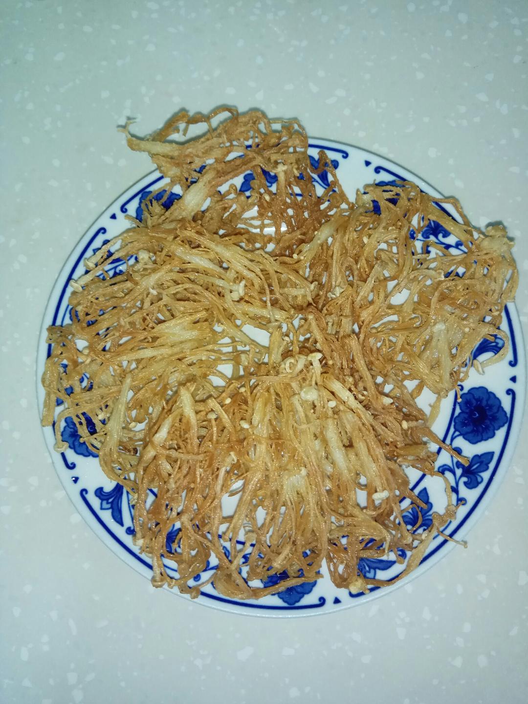 油炸金针菇的做法 步骤6