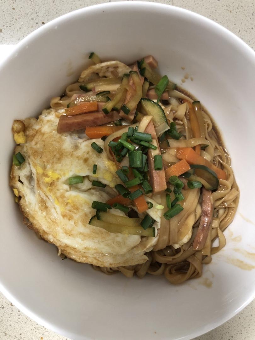 🔥几步就可以做出色香味俱全的～煎蛋焖面❗❗