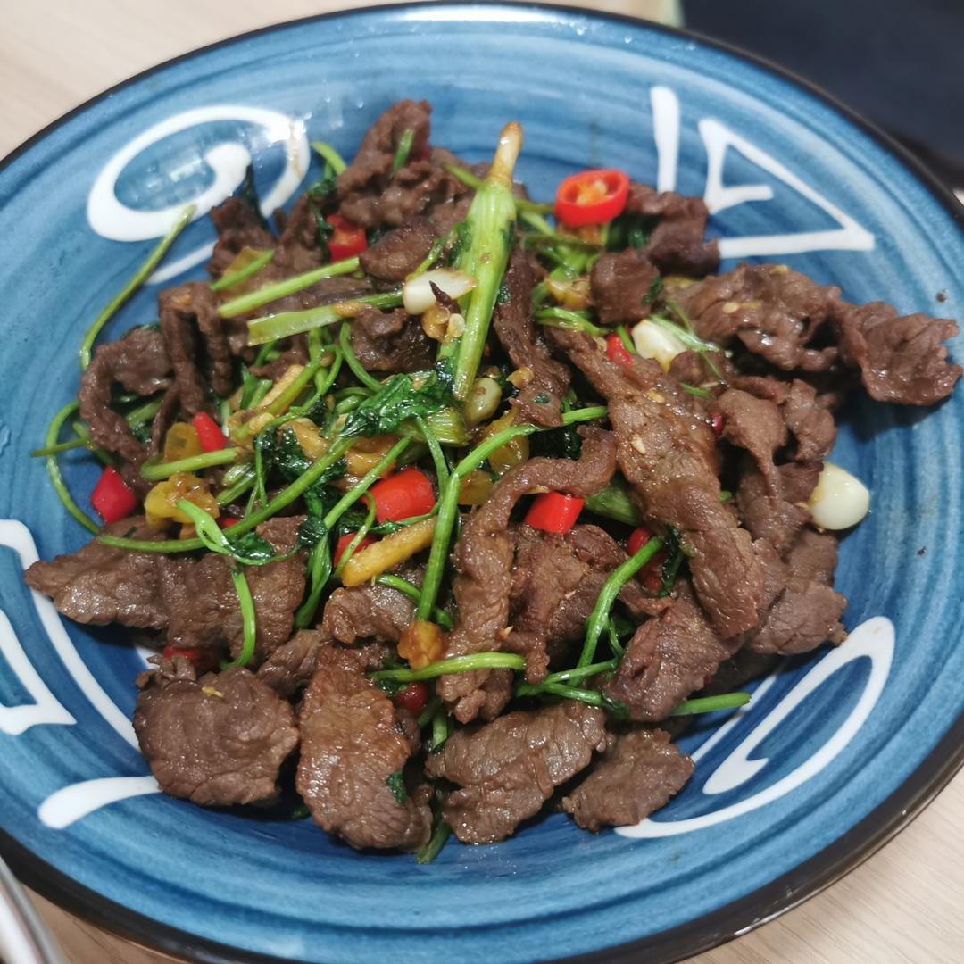 香菜炒牛肉，香辣下饭，爱吃香菜的朋友看过来，拌饭绝了