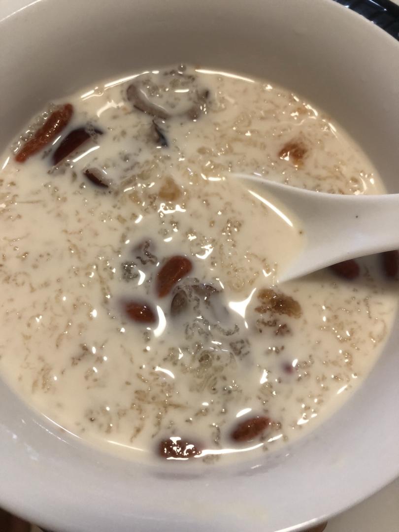 桃胶雪燕皂角米炖牛奶