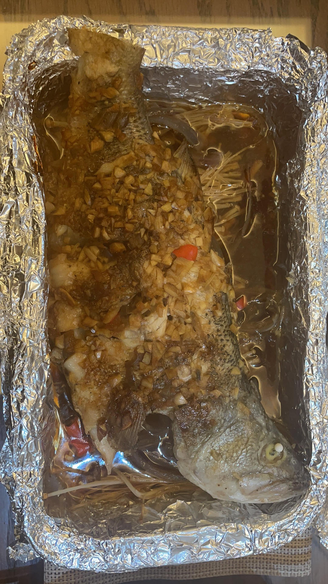 比蒸着吃更过瘾的【锡纸包烤鲈鱼】