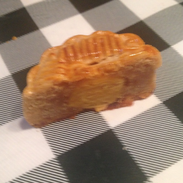 广式蛋黄莲蓉月饼