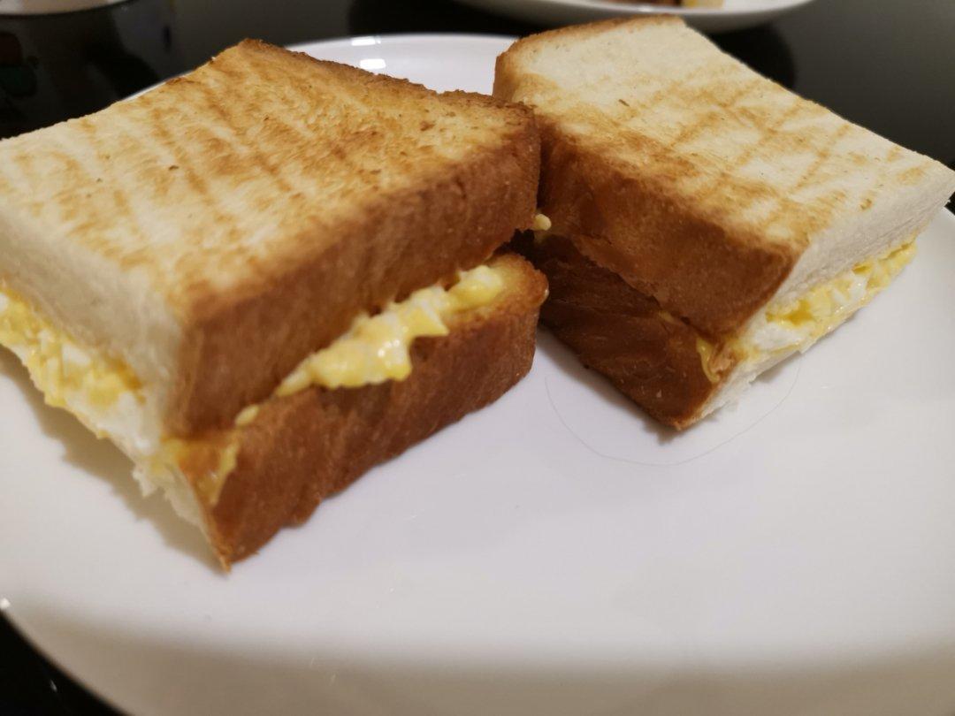 生菜碎蛋三明治