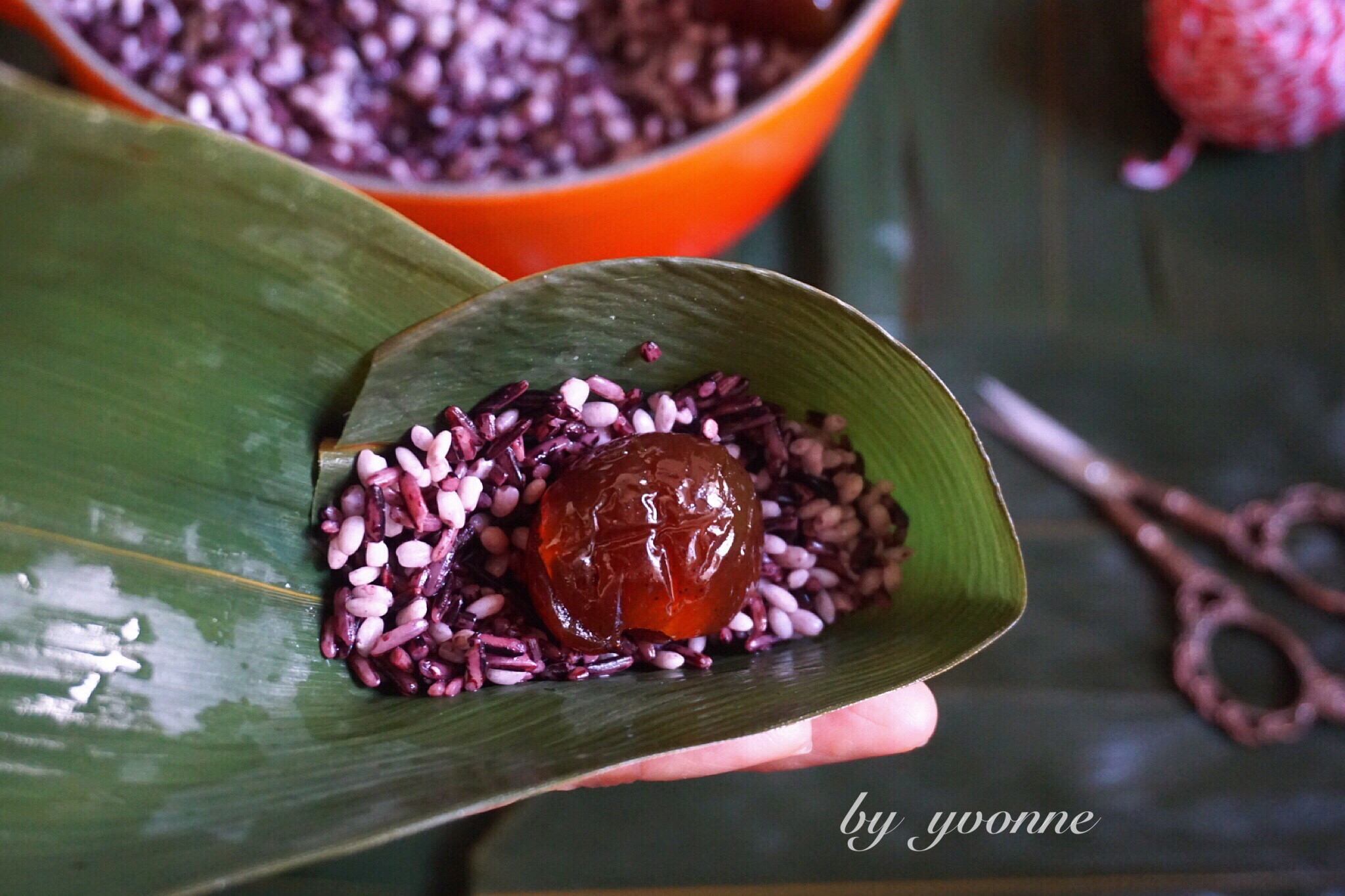 紫糯米蜜枣粽子的做法 步骤7