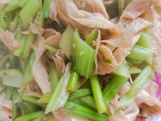 芹菜炒油豆皮蒜苔的做法